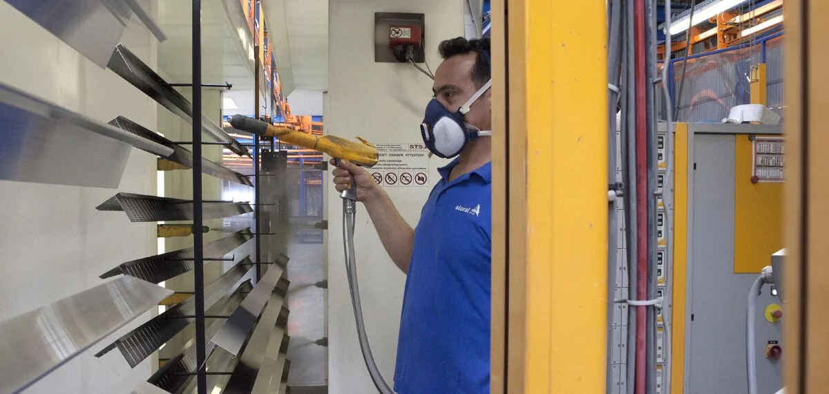 Powder coated aluminum extrusion profiles in a finishing line