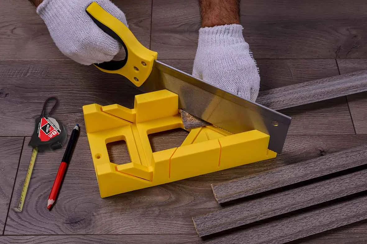 Cutting and deburring an aluminum tile edge trim profile
