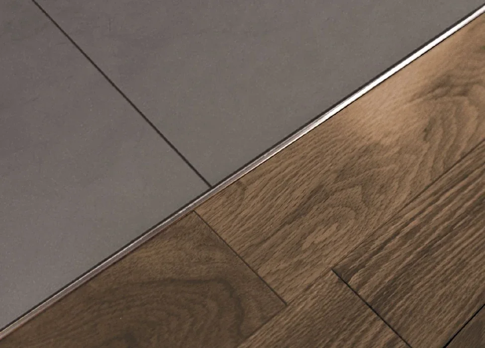 Metal profile creating a controlled floor-to-wall transition