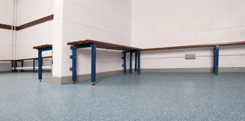 Corrosion-resistant plastic skirting board in a practical interior