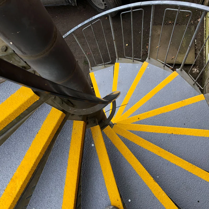 Clearly defined stair edge with contrasting metal nosing