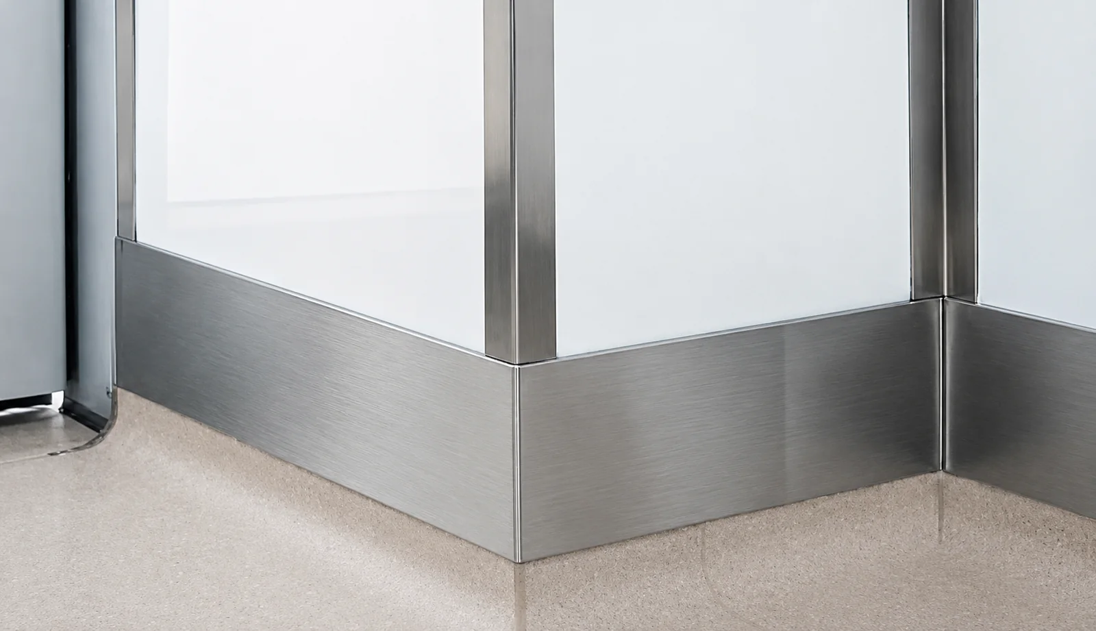 Hygienic metal skirting for hospitals and food areas
