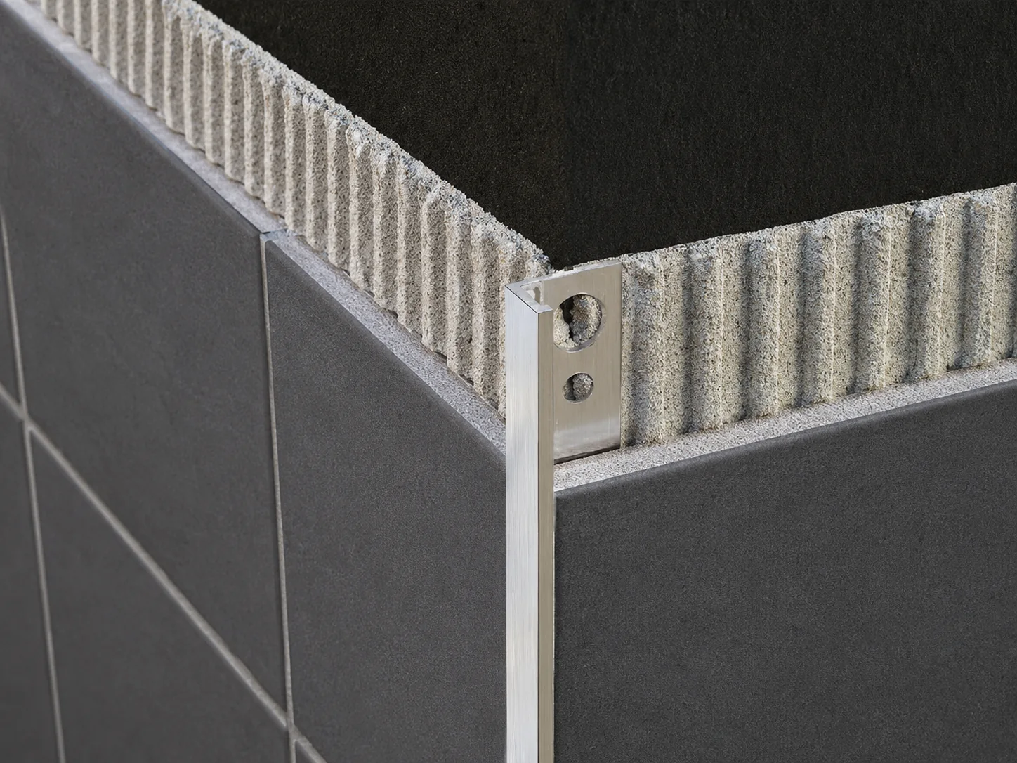 L-shaped metal profile covering a straight tile edge
