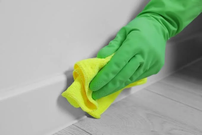 Cleaning a low-maintenance plastic skirting board
