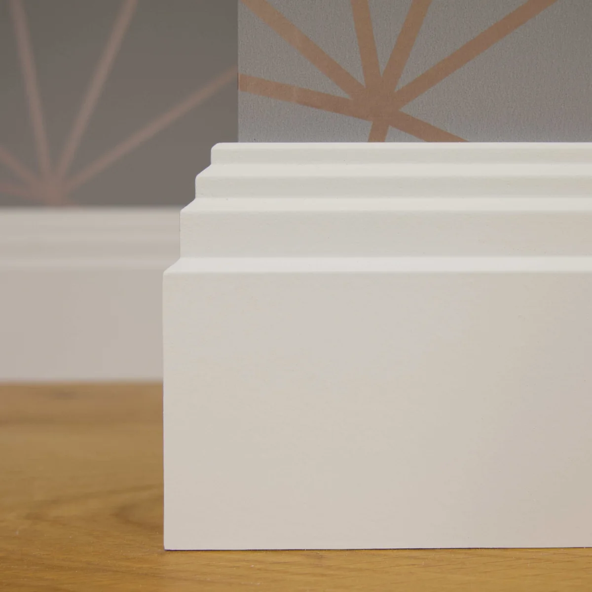 Stepped skirting profile for geometric interiors
