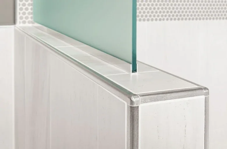Corner pieces and connectors used to join tile trim profiles