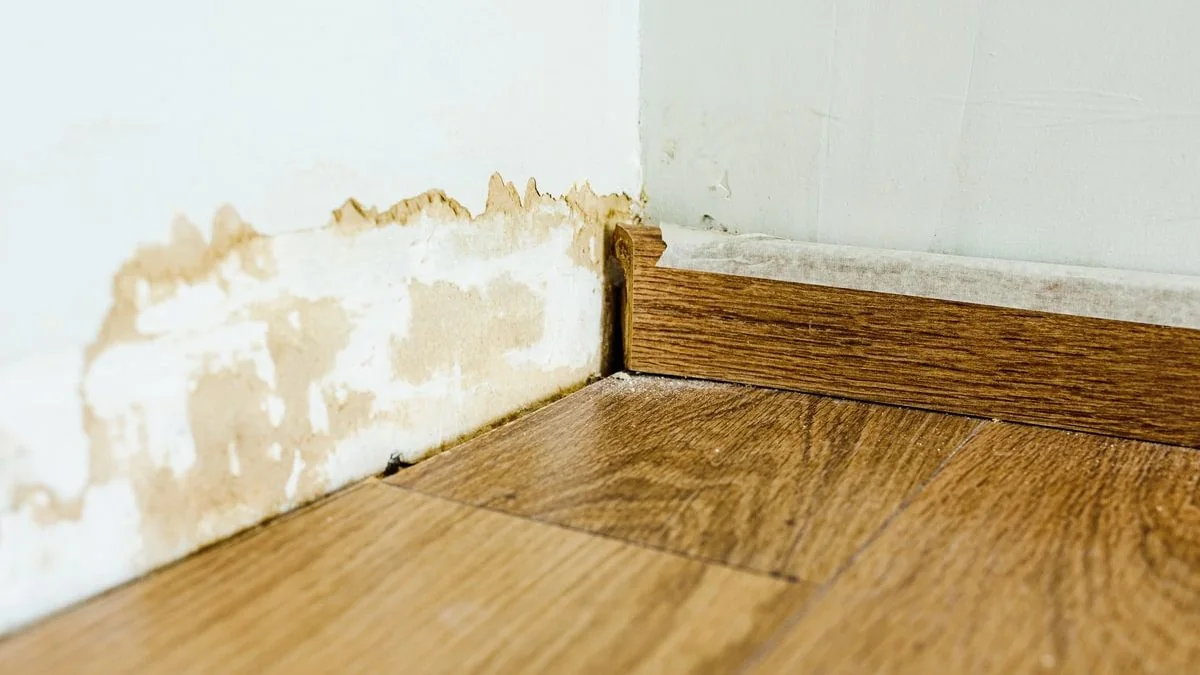 Wood baseboard and aluminum baseboard compared for moisture resistance