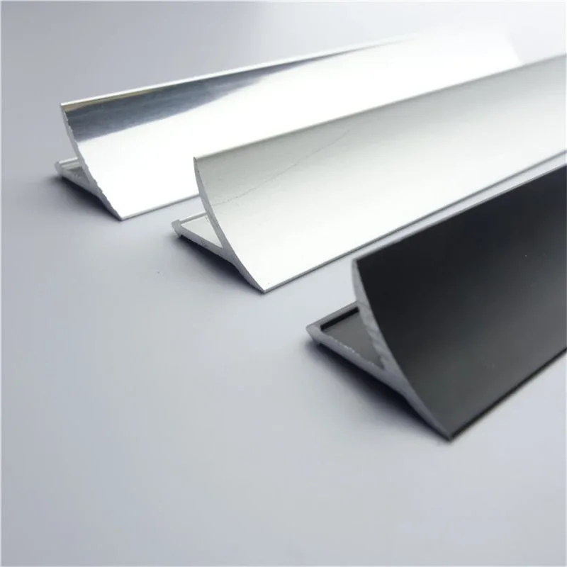 Internal corner tile trim for a backsplash junction